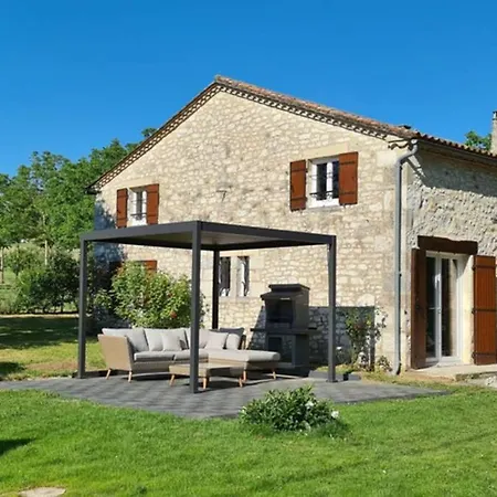 Gite De Charme: Périgord Retreat With Heated Pool & Wi-fi Holiday home Parranquet