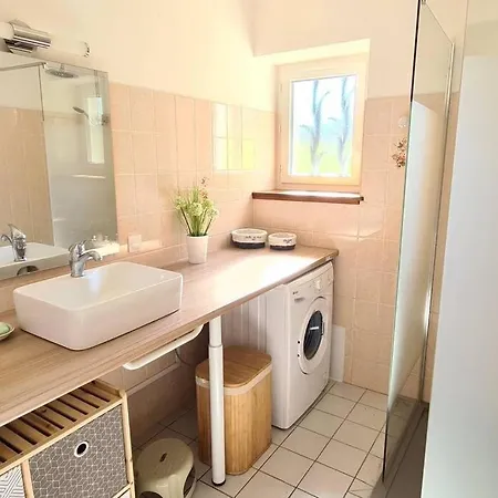 Gite De Charme: Périgord Retreat With Heated Pool & Wi-fi Holiday home Parranquet