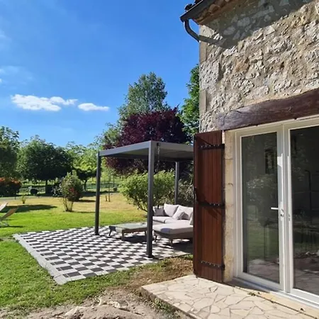 Gite De Charme: Périgord Retreat With Heated Pool & Wi-fi Holiday home Parranquet