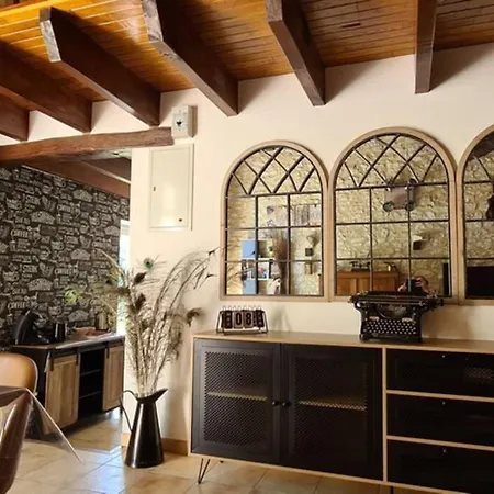 Gite De Charme: Périgord Retreat With Heated Pool & Wi-fi Parranquet