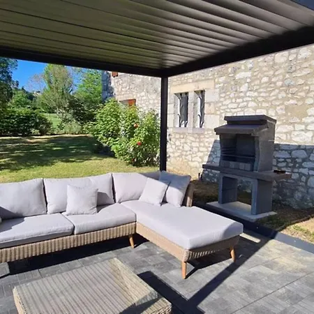 Gite De Charme: Périgord Retreat With Heated Pool & Wi-fi Holiday home