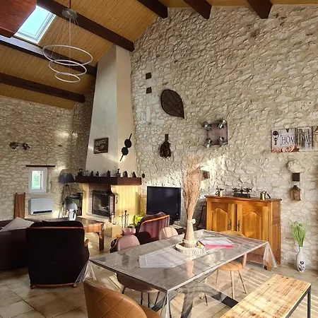 Gite De Charme: Périgord Retreat With Heated Pool & Wi-fi Holiday home