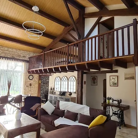 Gite De Charme: Périgord Retreat With Heated Pool & Wi-fi Parranquet