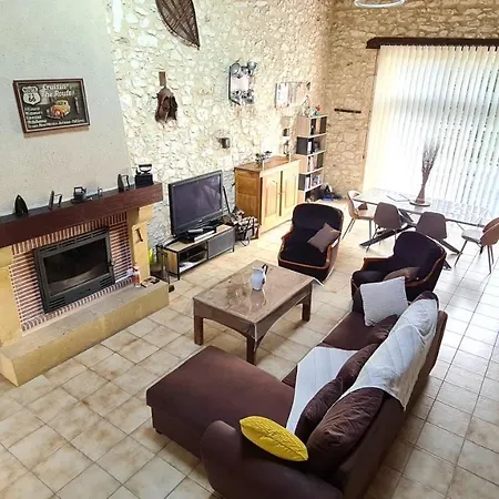 Gite De Charme: Périgord Retreat With Heated Pool & Wi-fi Holiday home Parranquet