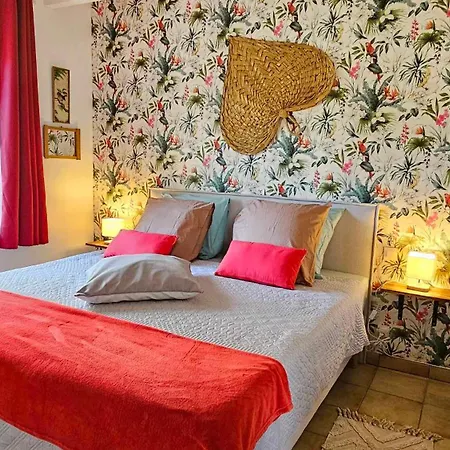 Gite De Charme: Périgord Retreat With Heated Pool & Wi-fi Holiday home Parranquet